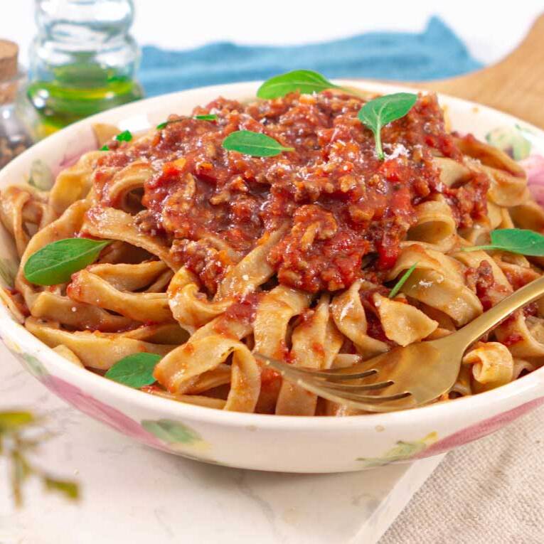 Macarrão a bolonhesa, Carne moida, Mussarela.