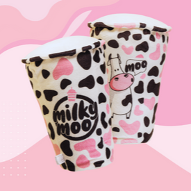 Almofada em formato de copo malhado, sendo uma face com a logo e a outra face com a Vaquinha Moo.