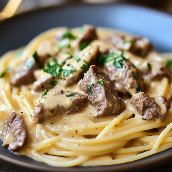 Saboroso Macarrão al dente, harmoniosamente acompanhado de suculentas iscas de carne bovina, meticulosamente selecionadas para garantir a máxima maciez. Convidamos você a escolher entre nosso robusto molho de tomate, repleto de sabor e intensidade, ou o cremoso e aveludado molho branco da casa, que é uma verdadeira obra-prima culinária. A finalização perfeita vem com uma generosa camada de queijo ralado, que dá um toque de sofisticação e cria uma combinação irresistível de sabores. Uma verdadeira festa para o seu paladar!