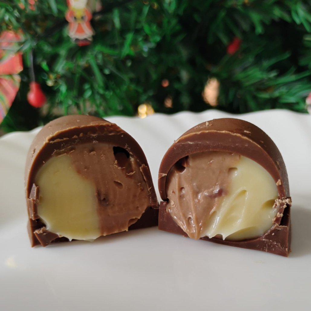 Um delicioso trufão feito com chocolate 100% ao leite de linha premium, junto a um cremoso brigadeiro branco gourmet e brigadeiro tradicional gourmet. É a junção das perfeições! Inigualável. ***Nossos trufões têm o tamanho de 2 trufas tradicionais e são generosamente recheados***