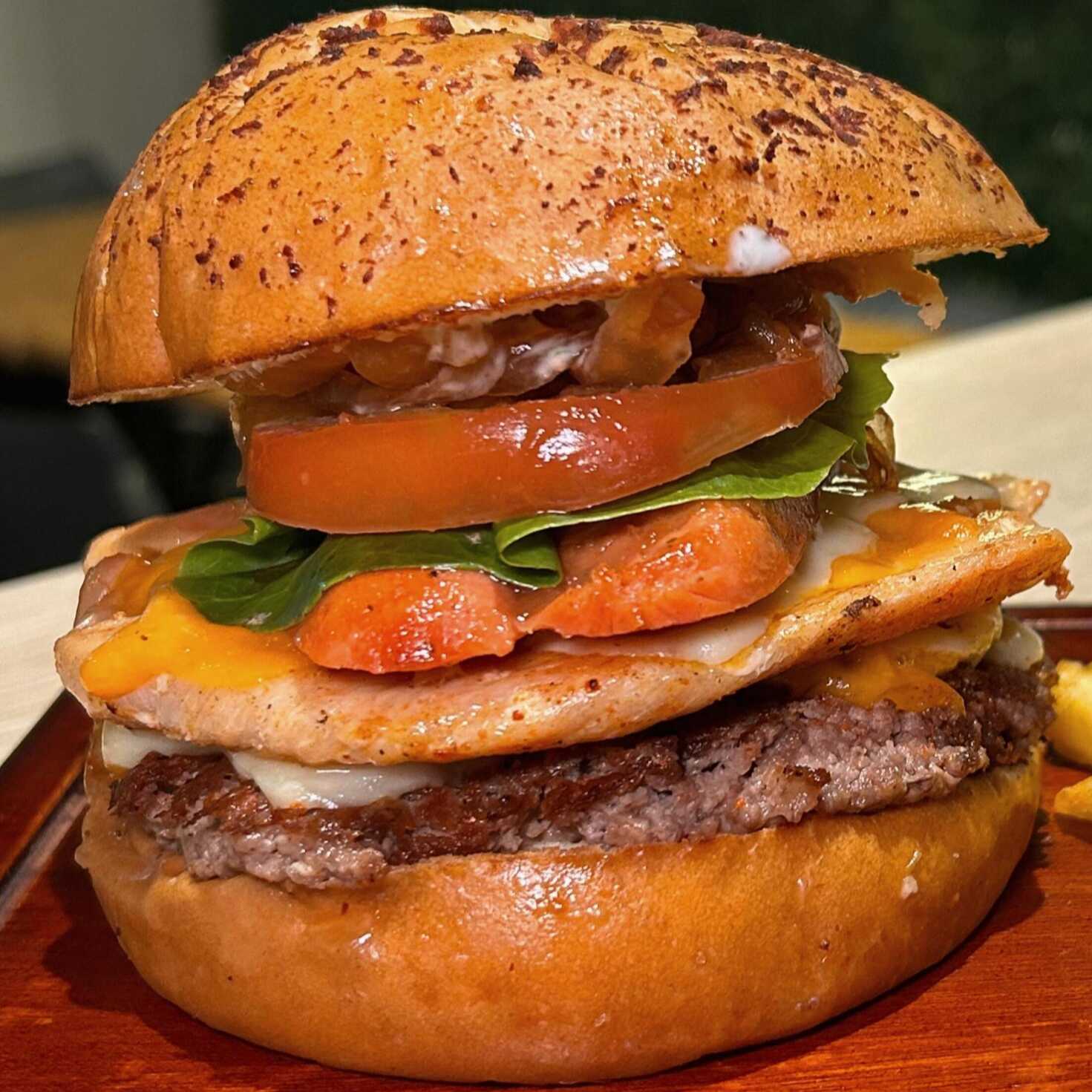 DESAFIANTE BURGER + PAPAS A LA FRANCESA
