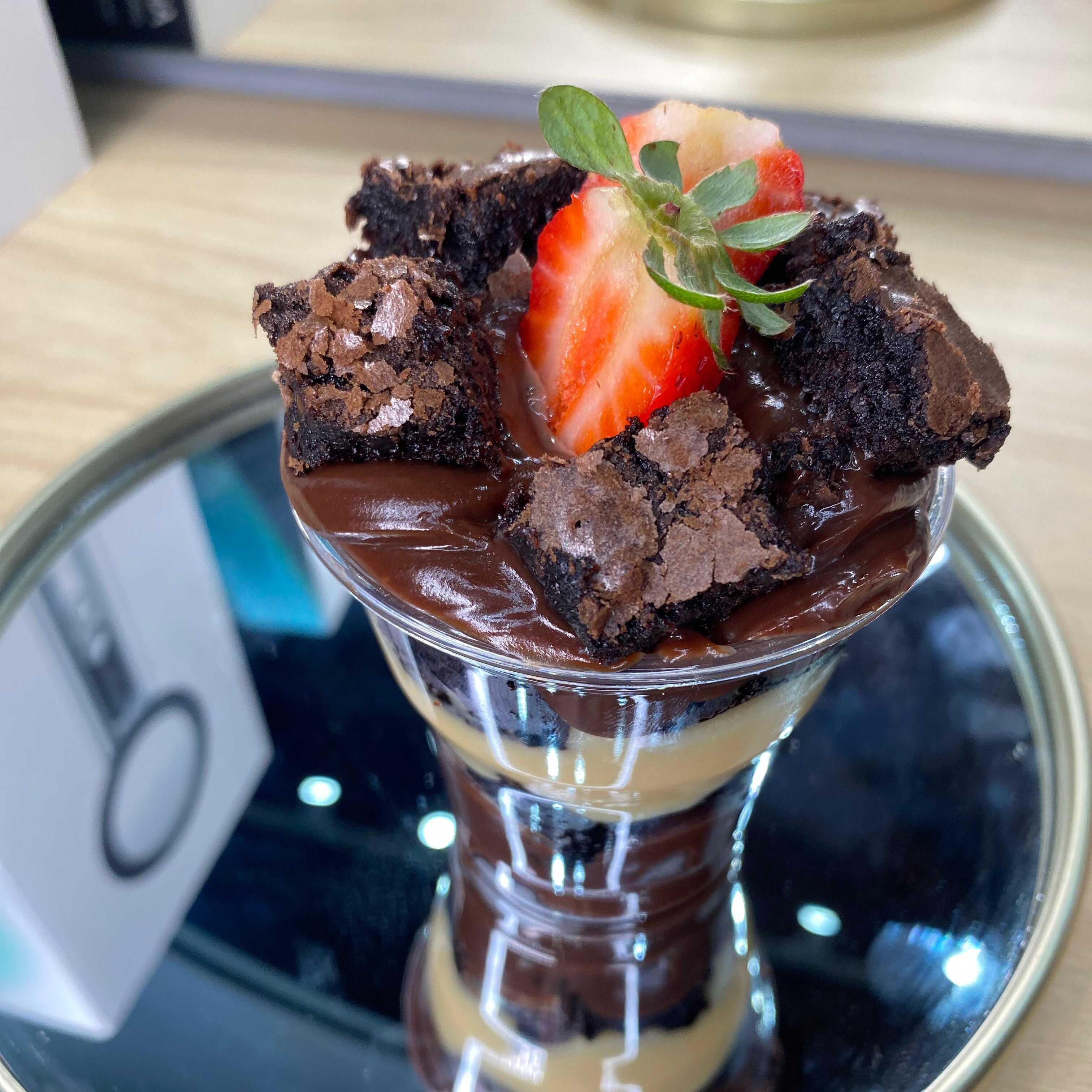 50% cacau +2 camadas generosas de chocolate +1 camada de ninho , finalizado com morango cortado Granule e + brownie. Intenso, cremoso e simplesmente perfeito e apaixonante a cada colherada. 🍫😋