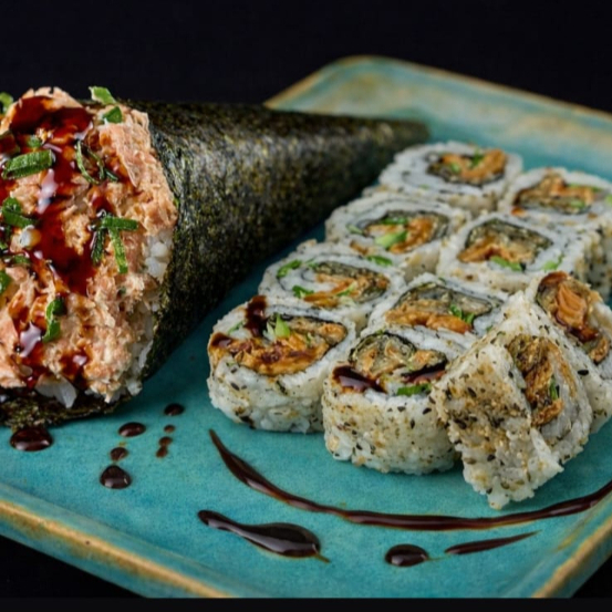2 temake skin salmão mas 20 uramaki skin pelo de salmão empanado na farinha panko
