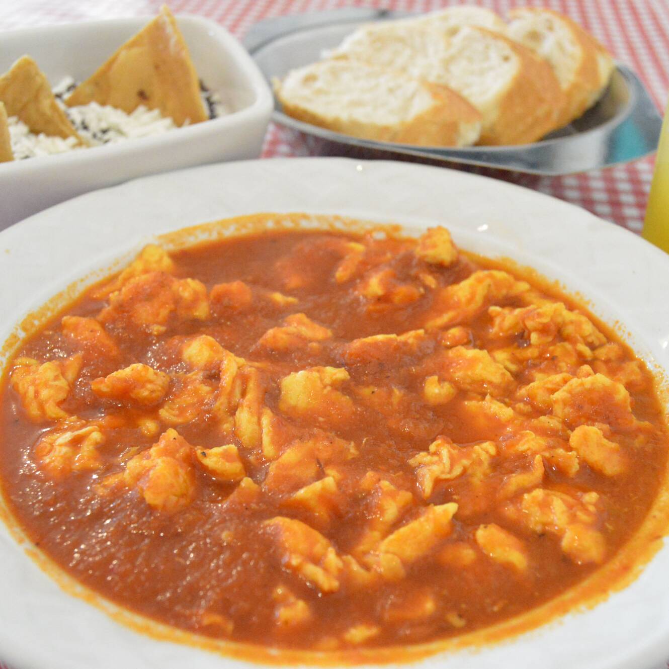 Huevos Revueltos con Salsa Roja