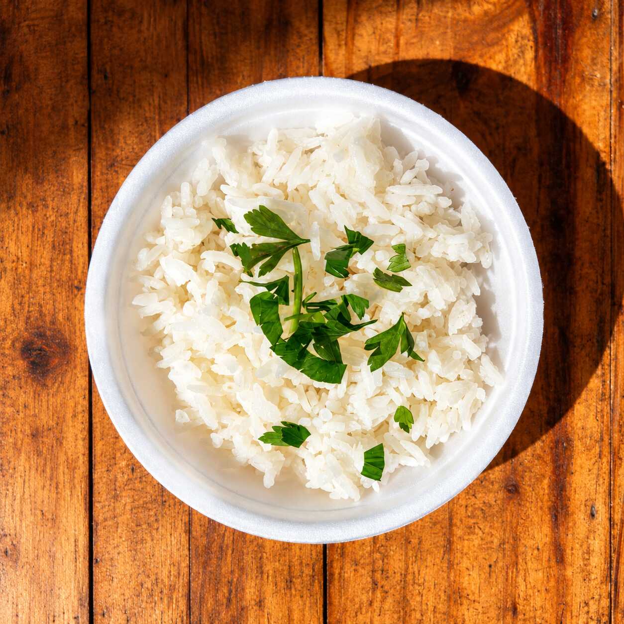 Porção de arroz soltinho, preparado diariamente.