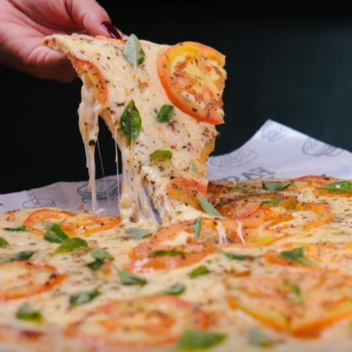 Mussarela, molho de tomate, manjericão, tomate e orégano