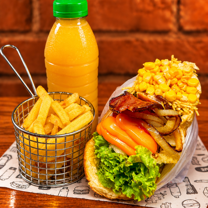 1 X-Tudo (pão, burguer, bacon, salsicha, ovo, queijo, presunto, abacaxi, milho, batata e salada) + batata 150g e 1 suco de laranja 300ml. Uma combinação caprichada para matar a fome!