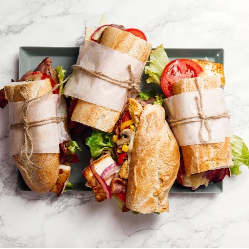 Pão baguete crocante, esta fahita é recheada com tiras suculentas de frango, pimentão colorido, cogumelos frescos e grão de milho. Para finalizar, uma generosa camada de queijo mussarela derretido, torna cada mordida irresistível. Uma explosão de sabores que vai conquistar o seu paladar