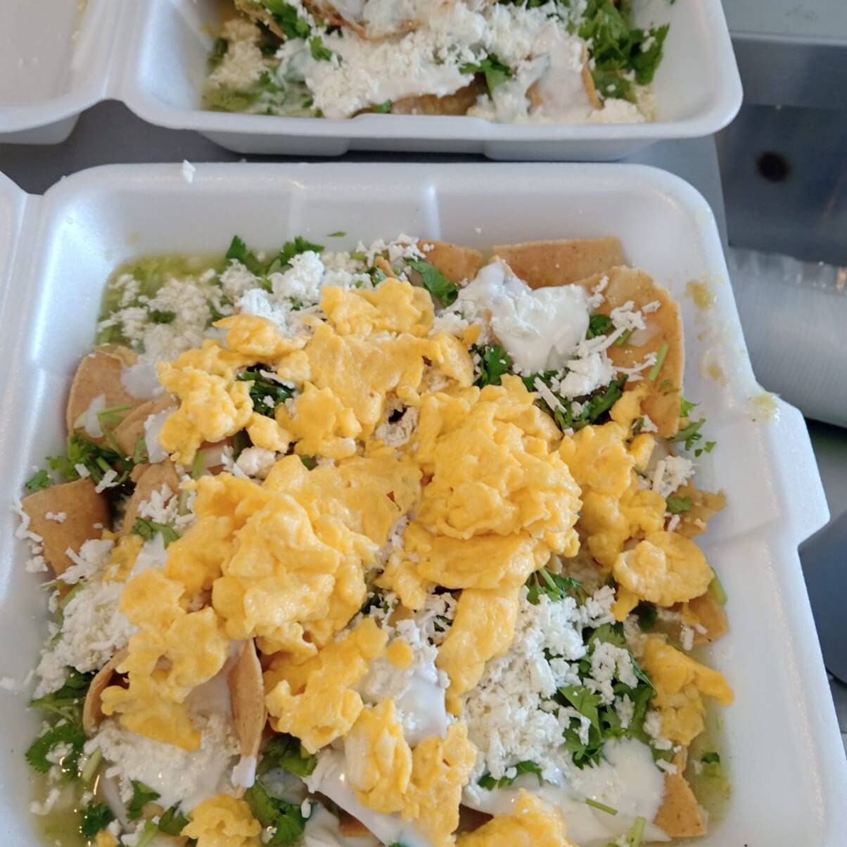 Chilaquiles con huevo revuelto