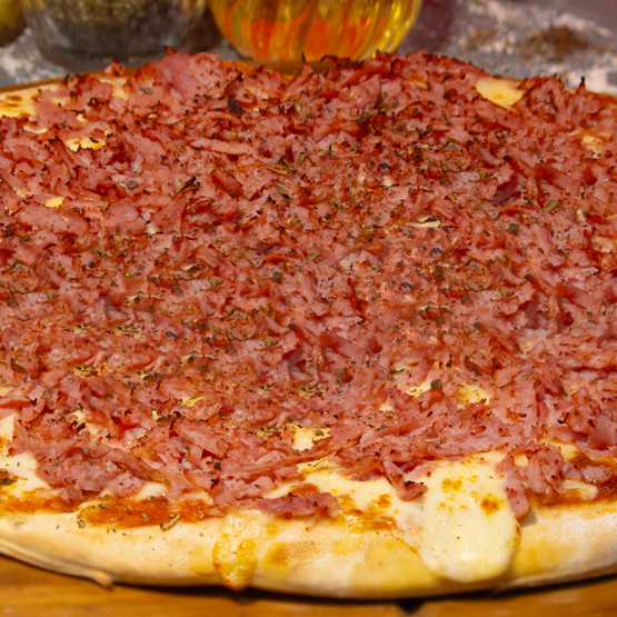 Pizza saborosa composta por: Molho de tomate, queijo mussarela, presunto fatiado e Orégano.
