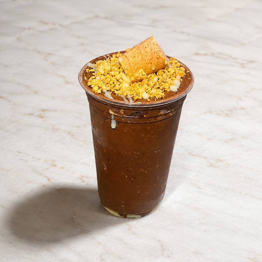 Uma mistura simplesmente apaixonante! Açaí cremoso servido com creme de avelã super saboroso, paçoca esfarelada, leite condensado e aquele toque final de leite em pó que deixa tudo ainda mais irresistível.