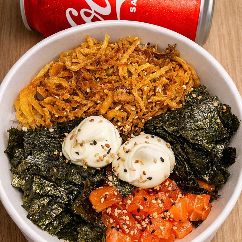 Serve bem 1 pessoa (Bowl com Aprox. 400g), tudo fresco, feito na hora do seu pedido. Salada proteica do seu jeitinho :) Escolha a base da sua salada saudável: 1. Base de shari (arroz japonês temperado que traz saciedade) 2. Base com folhas (fit - refeição leve, saudável e equilibrada) 3. Base com Arroz Integral (foco na Dieta) 4. Sem base com mais recheio (fit e proteico) Escolha proteína, acom