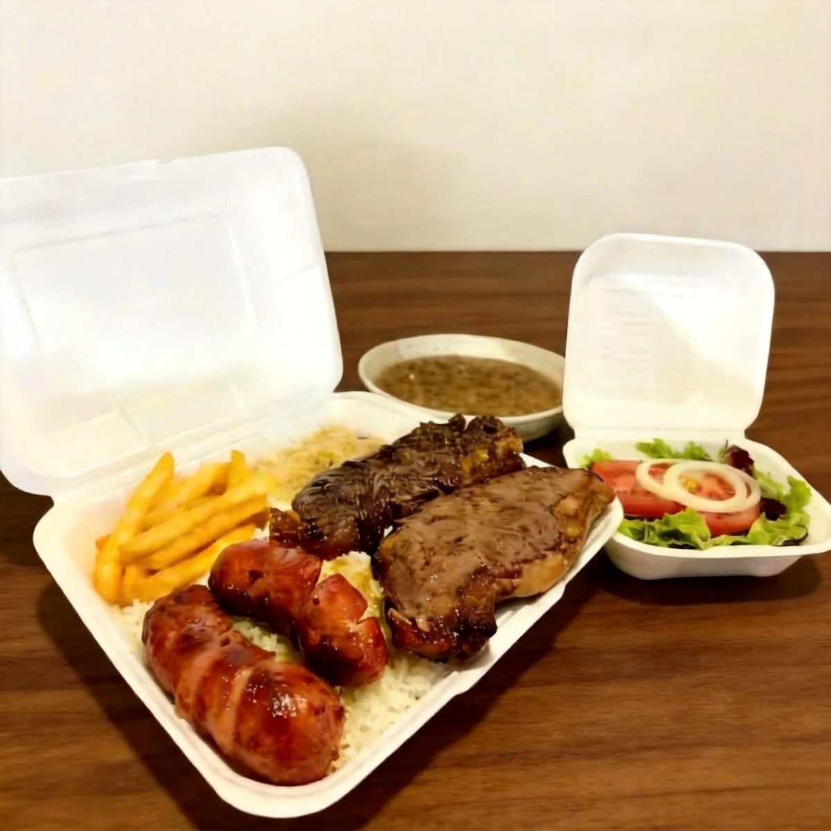 Marmitex para duas pessoas. arroz,feijão,farofa,batata frita,2 bifes de contra 2 linguiça ... vinagrete e salada selecionadas a parte.