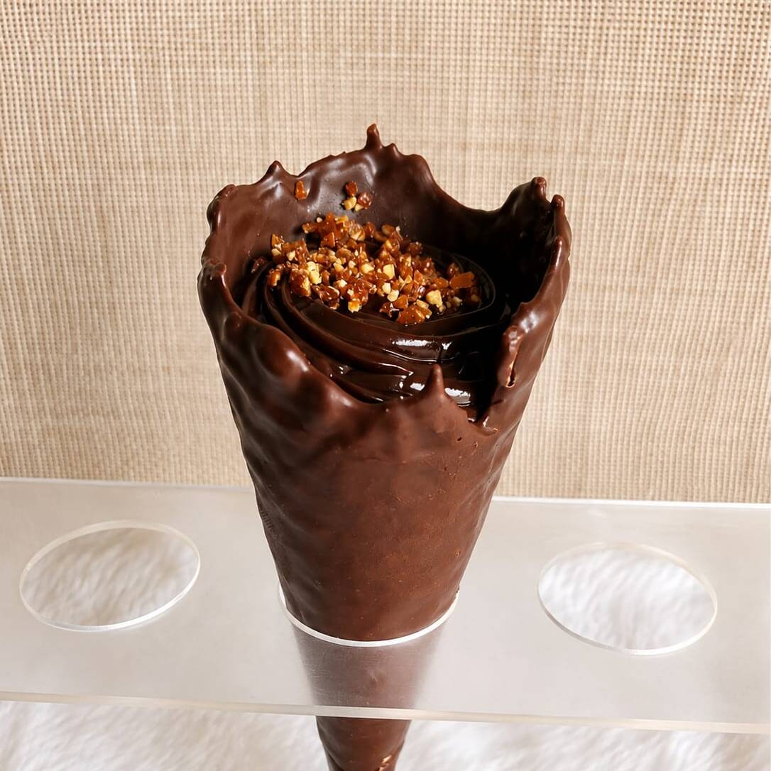 Cascone de Brigadeiro com Amendoim Crocante 🍫🥜
Uma explosão de sabor em cada mordida!
Cascone crocante banhado em chocolate meio amargo, recheado com brigadeiro cremoso de chocolate 70% cacau e camadas de amendoim crocante. O equilíbrio perfeito entre o chocolate intenso, a cremosidade do brigadeiro e a crocância do amendoim.