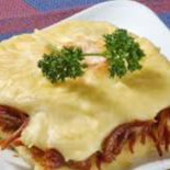 Delicioso escondidinho de aipim na manteiga com recheio de carne seca refogada com alho e cebola, com queijo parmesão ralado e um toque de oregano. Acompanha arroz branco