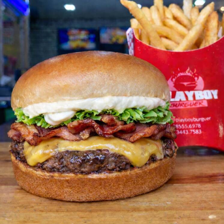 Uma experiência única de sabor , Hambúrguer Artesanal de 130g suculento composto por nosso Blende secreto
Pão Brioche, carne bovina 130 g , bacon fatiado, queijo derretido, tomate, alface, cebola na chapa e molho especial.