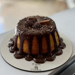 Massa fofinha de cenoura coberta com um delicioso brigadeiro belga