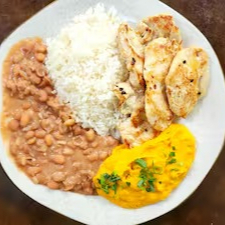 ninguém resiste ao nosso peito de frango grelhado, acompanhado de arroz, feijão e purê de abóbora (470g)