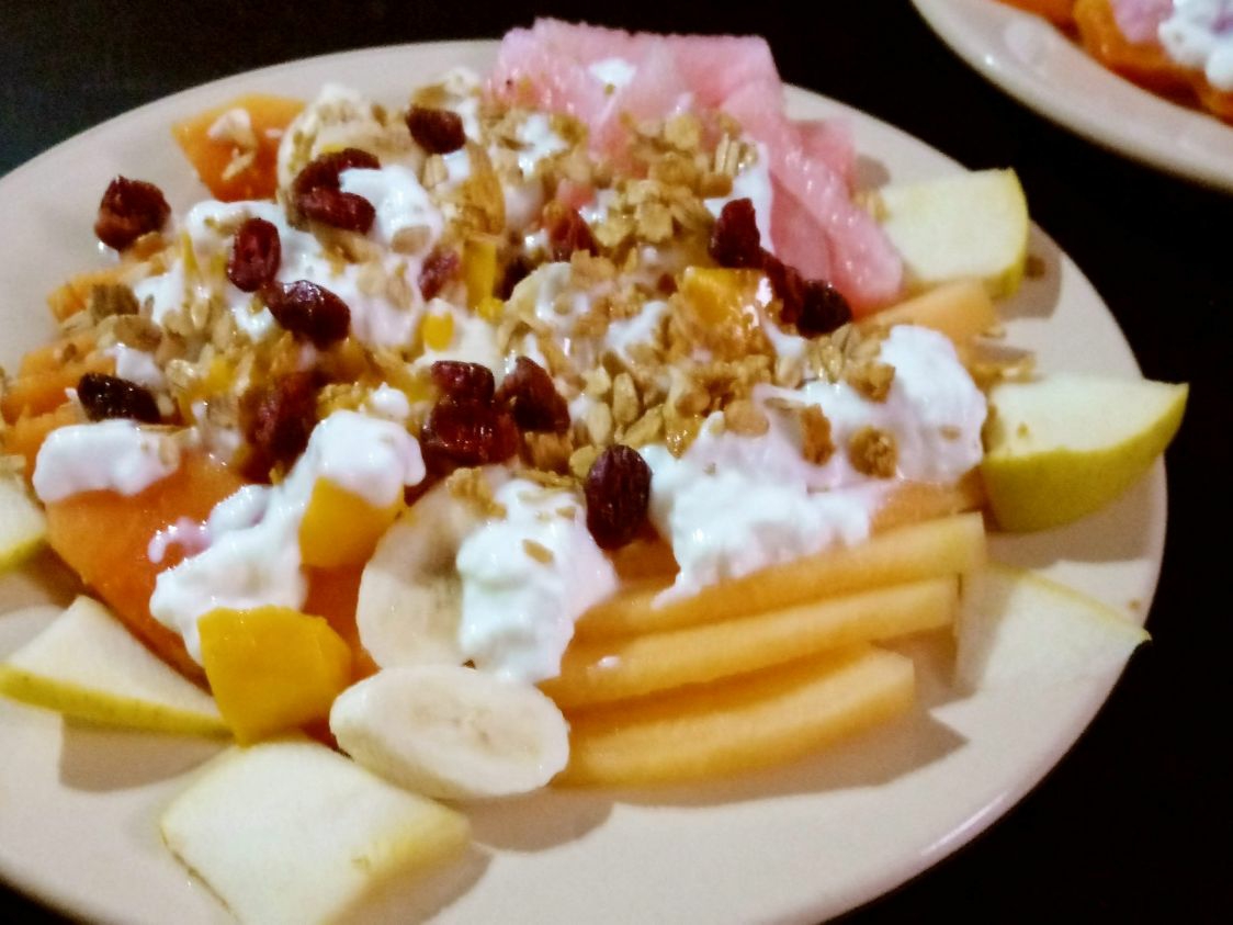 1 Ensalada de Frutas Surtida +1 Cuernito de Pollo