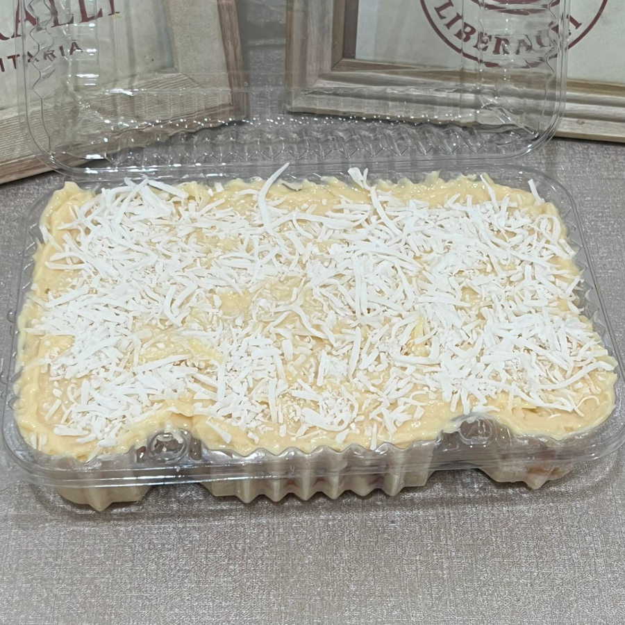 Bolo gelado de massa de baunilha, recheado com creme de coco. Pesando em média 700g.