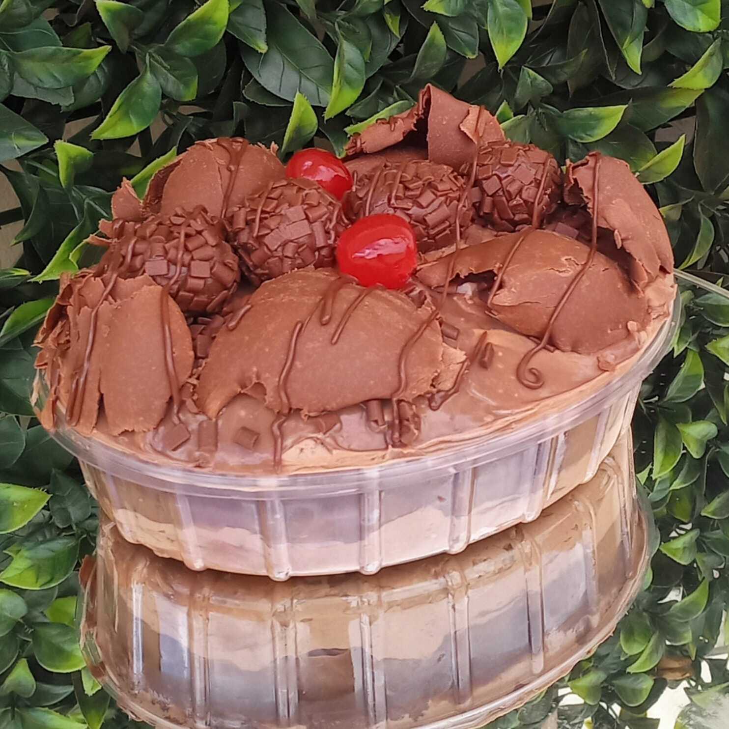 Creme de Chocolate Belga com bolo de chocolate 100% Cacau molhadinho com calda Especial. Cobertura: Creme Belga de Chocolate com Docinhos de Brigadeiro Gourmet. Embalagem de 1 litro pesando aproximadamente 600 gramas.