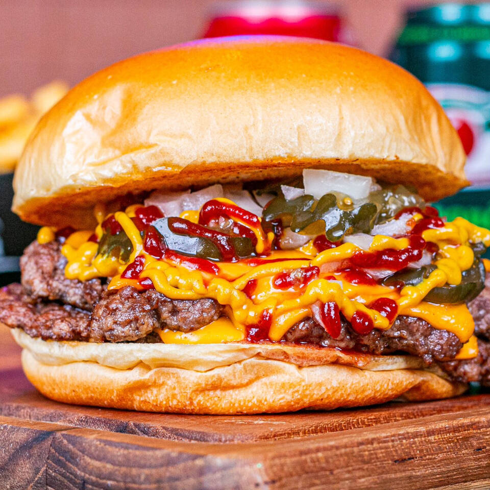 Pão brioche, 2 carnes de 80g , 2 queijos, picles, cebola, ketchup e mostarda