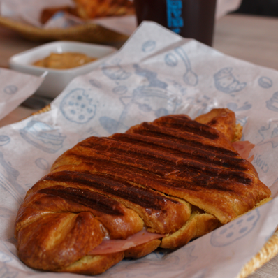 COMBO CROISSANT + LATTE REGULAR CHICO
