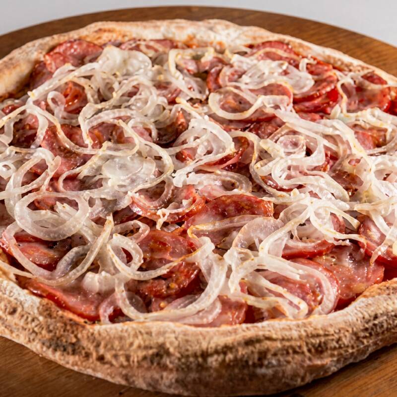 Molho de tomate fresco, Calabresa fatiada, cebola oregano e azeitonas!