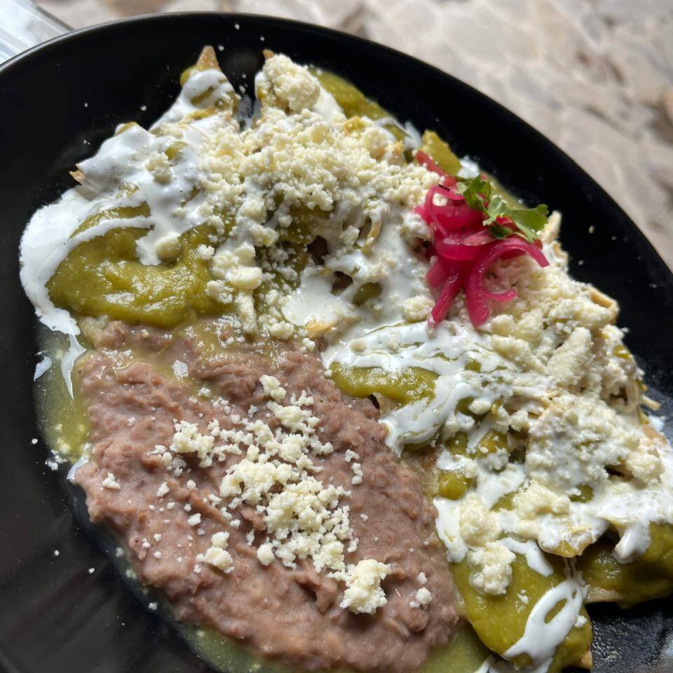 Chilaquiles con Pollo Deshebrado