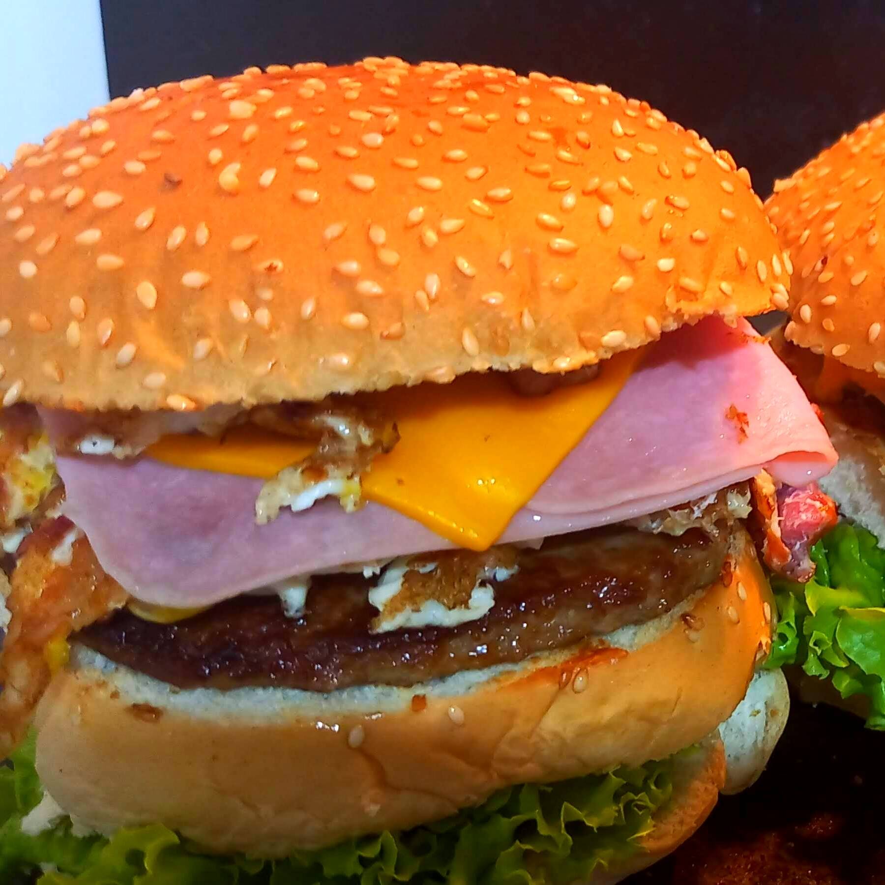 Saboroso, Pão, hambúrguer boi 120GR, presunto, queijo, ovo, bacon, alface, tomate, batata palha, milho, molho especial.
#Pizzas #Sanduiches #Lanches #Hambúrguer #Assada #Bordas #Recheadas #Catupiry #Cheddar