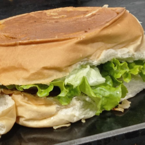 hambuguer industrial 56g, maionese industrial dajuda, queijo, presunto, alface, tomate