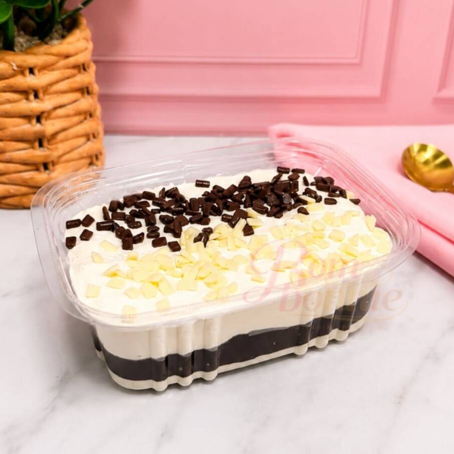 Delicioso pavê com brigadeiro de chocolate, biscoito maisena, mousse de Ninho e finalizado com granulés de chocolate nobre meio amargo e branco. Cremoso, equilibrado e simplesmente irresistível!
Peso Aprox.: 200g
Serve até 1 pessoa