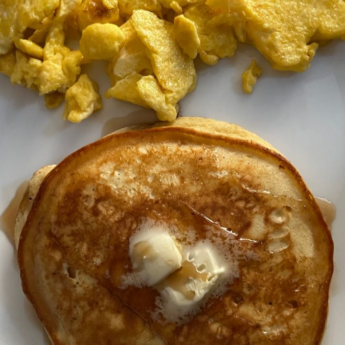 Hot cakes con huevo