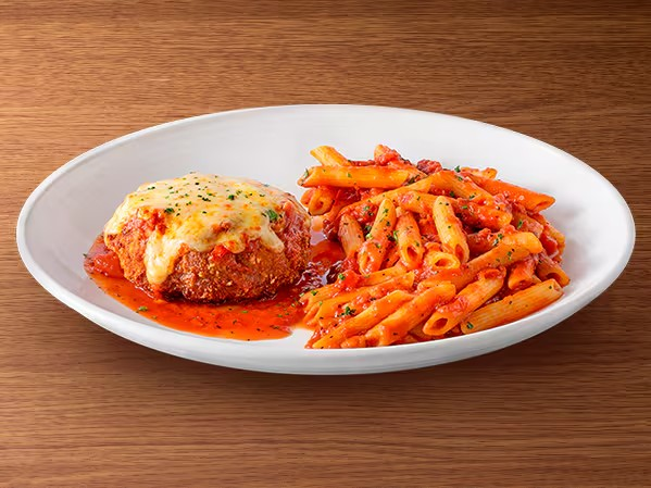 Polpettone com cerca de 200 g recheado com mozzarella, finalizado com molho pomodoro tradicional da casa e gratinado com mozzarella. Acompanhamento à sua escolha.