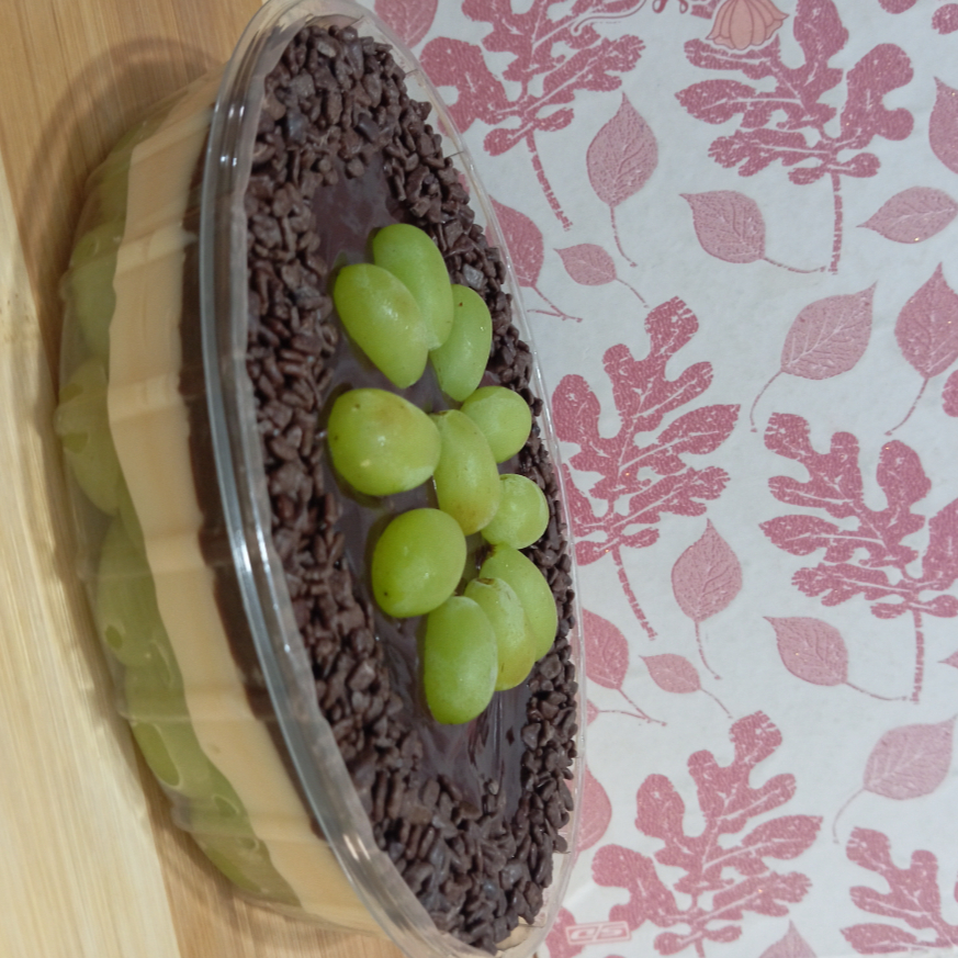 Uvas sem semente, creme bem suave e finalizado com brigadeiro cremoso