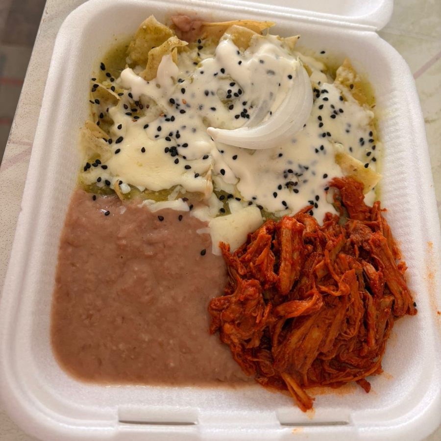 Chilaquiles Verdes con Pierna Adobada
