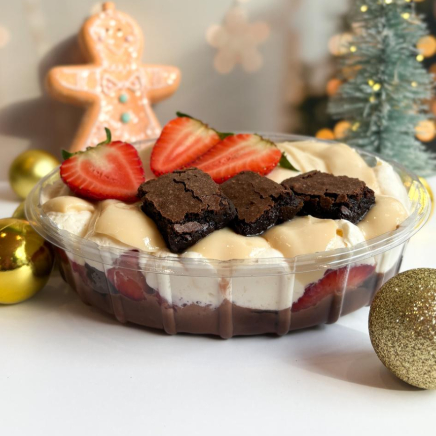 Brownie bem chocolatudo, creme de Ninho super cremoso e morangos fresquinhos em cada colherada. Uma travessa farta, marcante e perfeita para surpreender qualquer convidado.