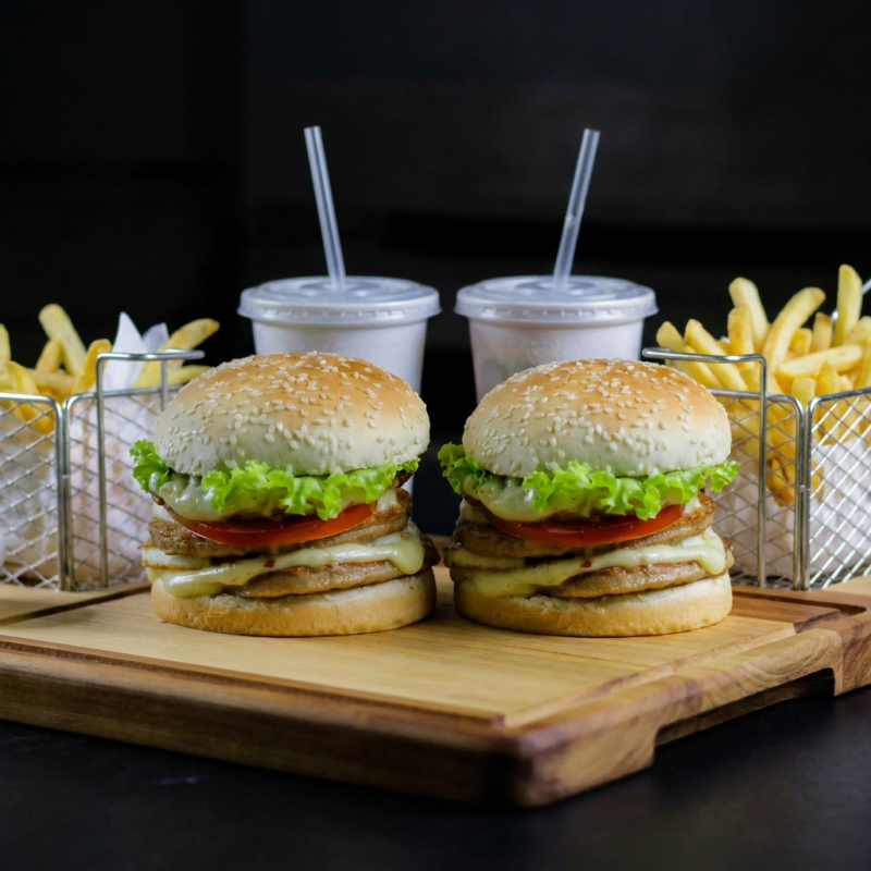 Dois hambúrgueres duplos + 2 batatas +2bebidas