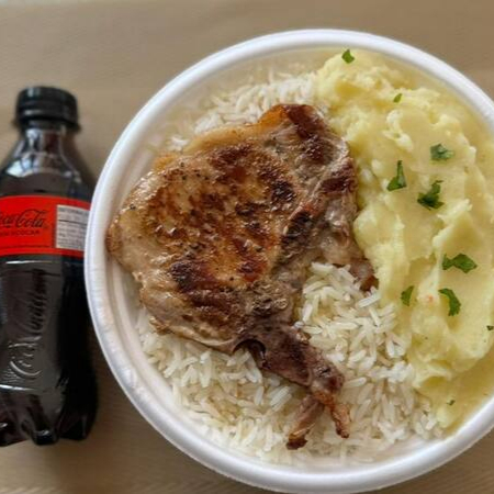 Marmita com deliciosa bisteca suína preparada com arroz branco, feijão e purê de batata inglesa. Acompanha refrigerante pet Coca Cola Zero sem açúcar bem gelada. Marmita indicada para 01 pessoa. Serve 1 pessoa (400g)