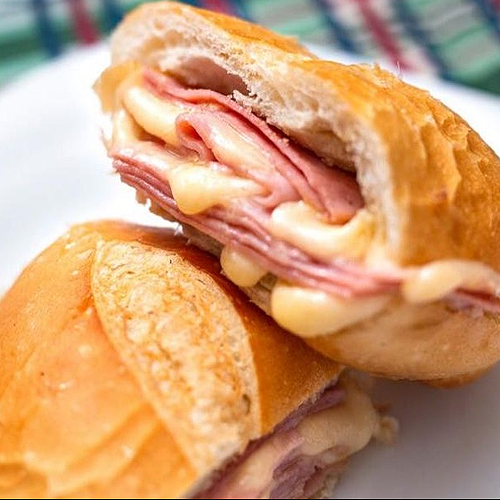 Sanduiche feito no Pão Francês recheado com 2 fatias mussarela + 2 fatias presunto + 10g de manteiga Original., preparado na hora para chegar saboroso até você.