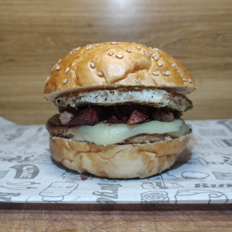 Pão, carne, queijo, ovo e bacon.