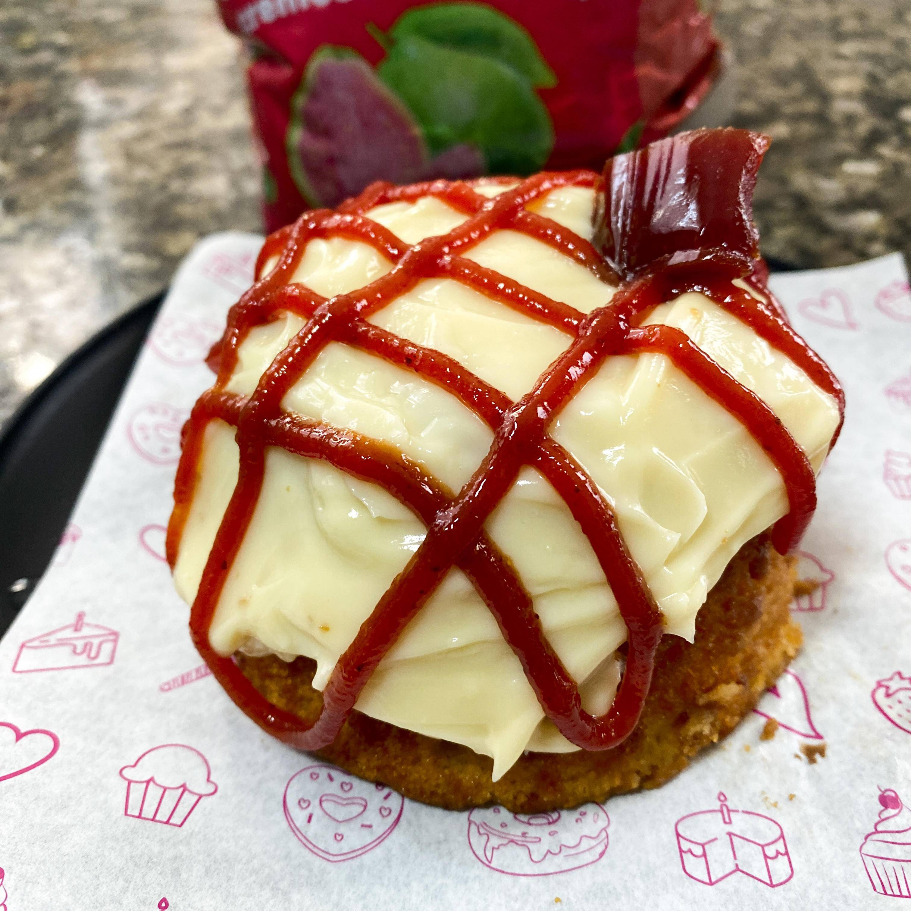 Massa branca, recheado com goiabada, creme de queijo artesanal, finalizado com goiabada.