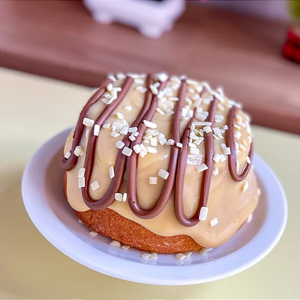 A combinação perfeita! Massa leve com creme de Ninho e um delicioso toque de Nutella, com cobertura estilo vulcão que é pura tentação!