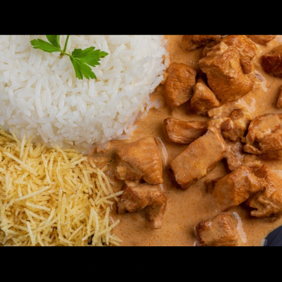 Aquele gostinho de almoço de domingo em qualquer dia da semana! Cubos suculentos de peito de frango (250g) mergulhados em um molho de tomate artesanal e creme de leite fresquinho. Acompanha arroz branco bem soltinho (200g), batata palha extrafina e crocante (50g) e salada sazonal selecionada (100g). Entregue com carinho em nossa embalagem com divisórias.