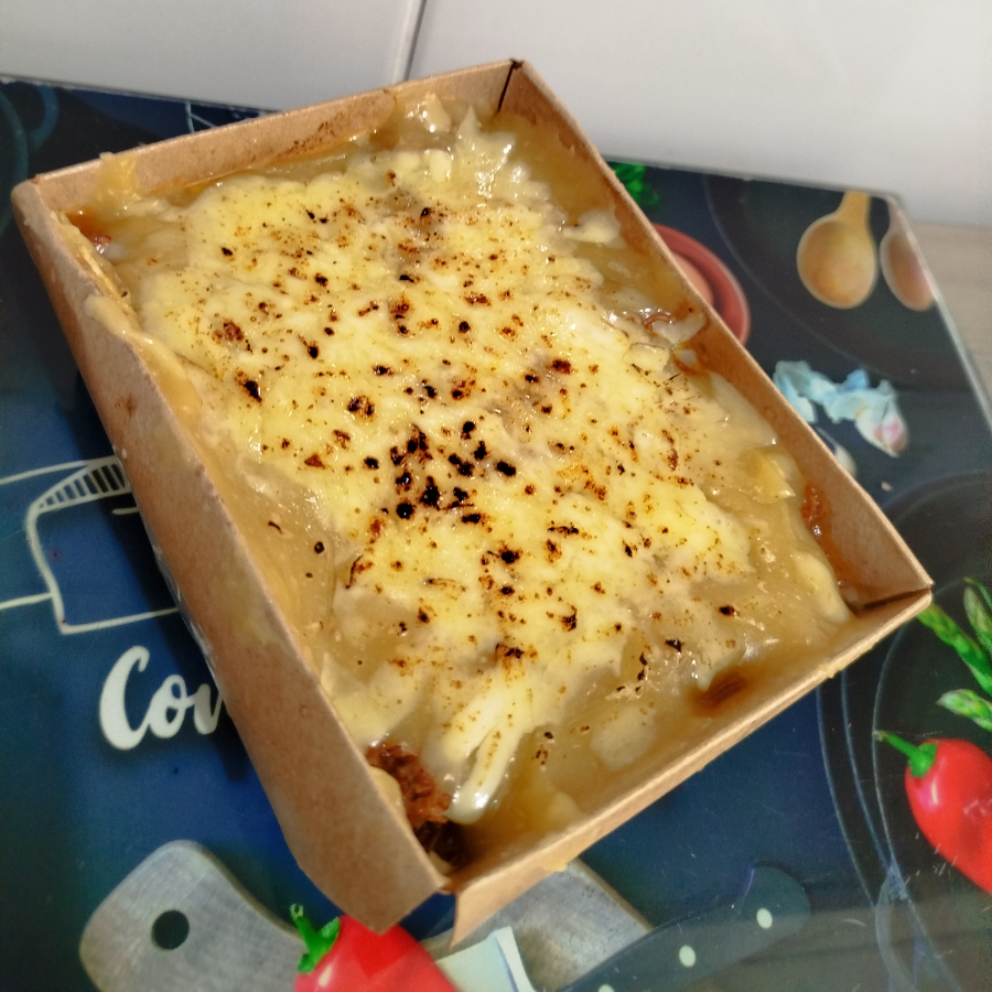 Macaxeira com carne desfiada? Esqueça tudo que você já provou! Nosso purê cremoso, recheado com ragu ao vinho tinto e gratinado com queijo Canastra vai te surpreender. Experimente!
