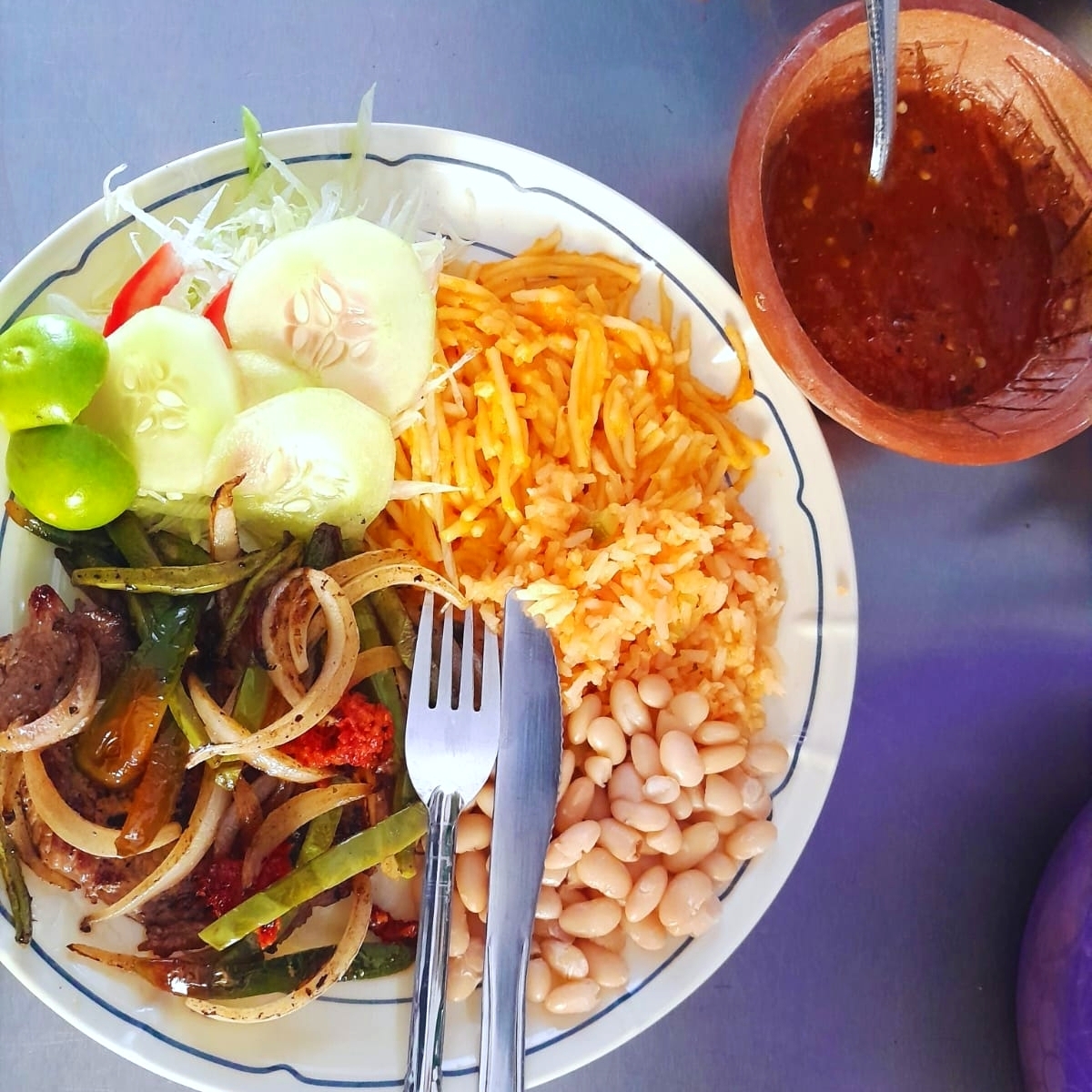 Carne asada, nopales, cebollita, frijoles y arroz
