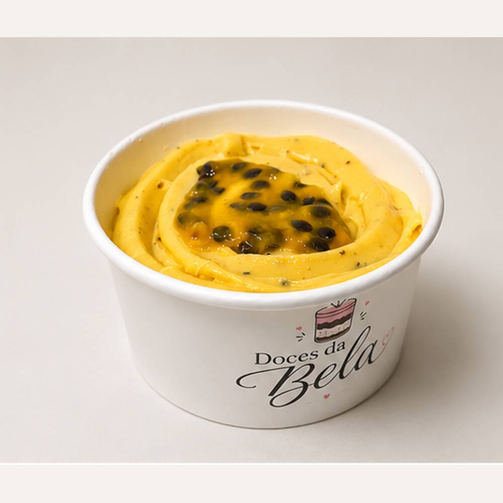 Brownie macio de chocolate 50% em pedaços, coberto com brigadeiro bem cremoso de chocolate 50%, brigadeiro de maracujá e finalizado com geleia artesanal de maracujá.