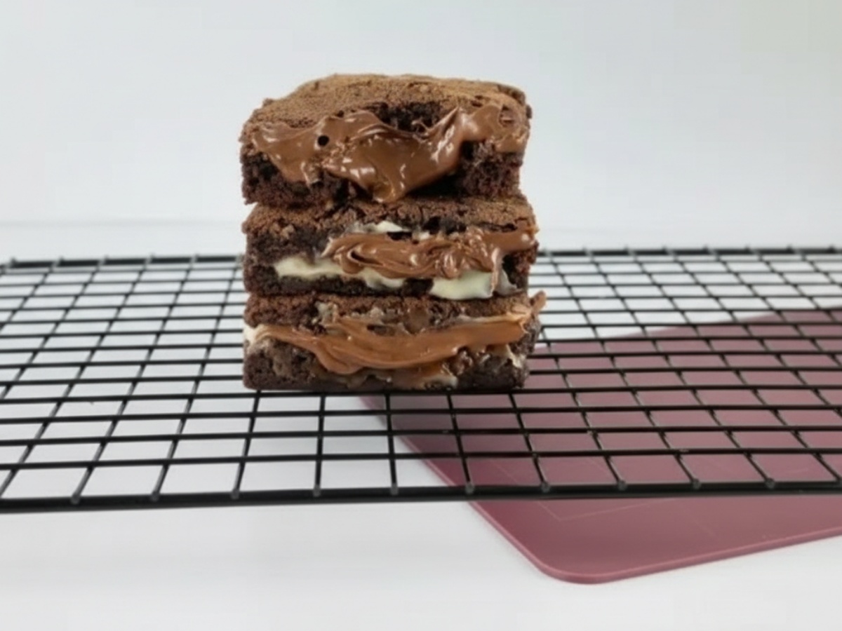 Um delicioso brownie recheado. Disponível nos sabores: Ninho com Nutella ou Doce de Leite Caseiro