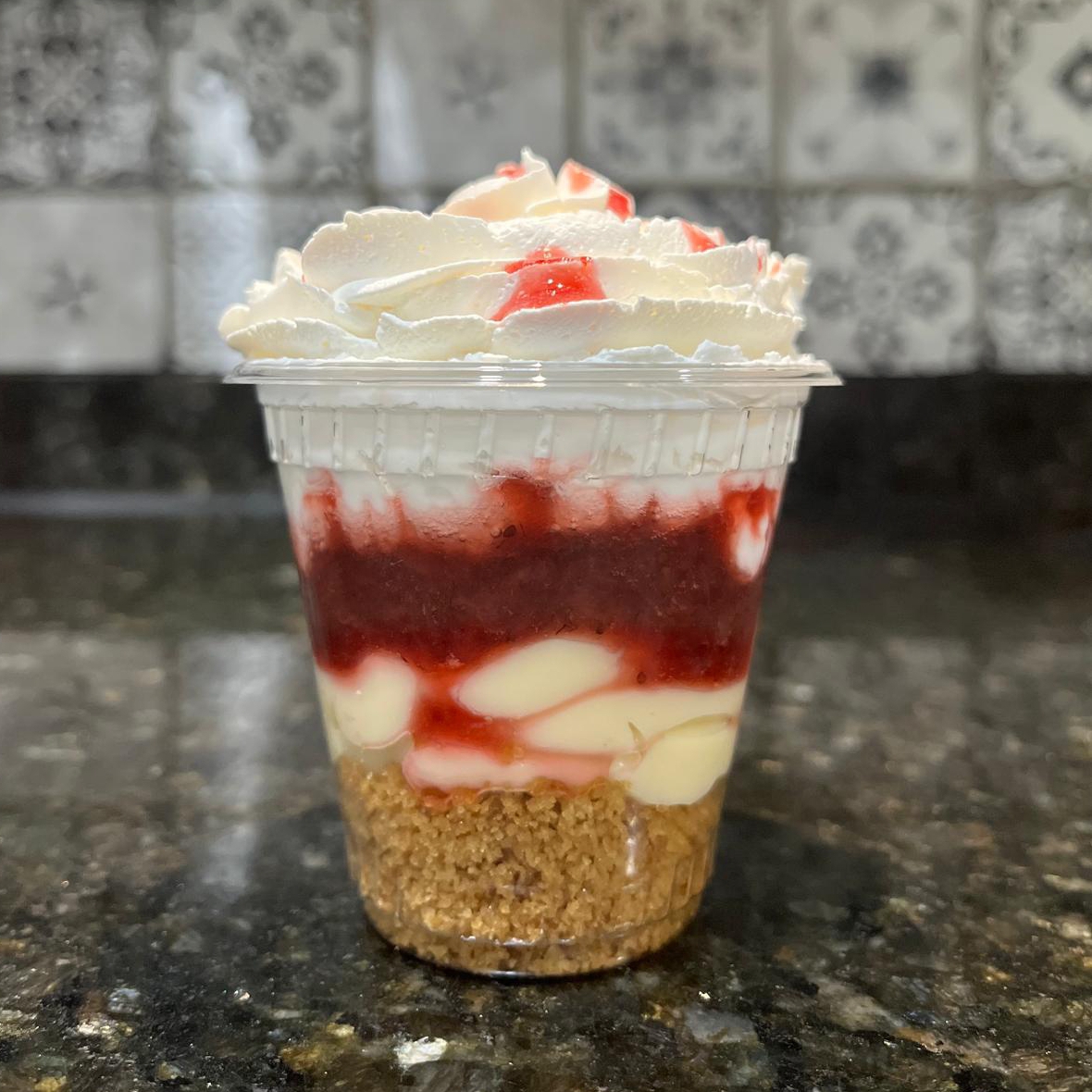 Farofinha de biscoito maisena, brigadeiro branco, geleia de morango artesanal e chantilly