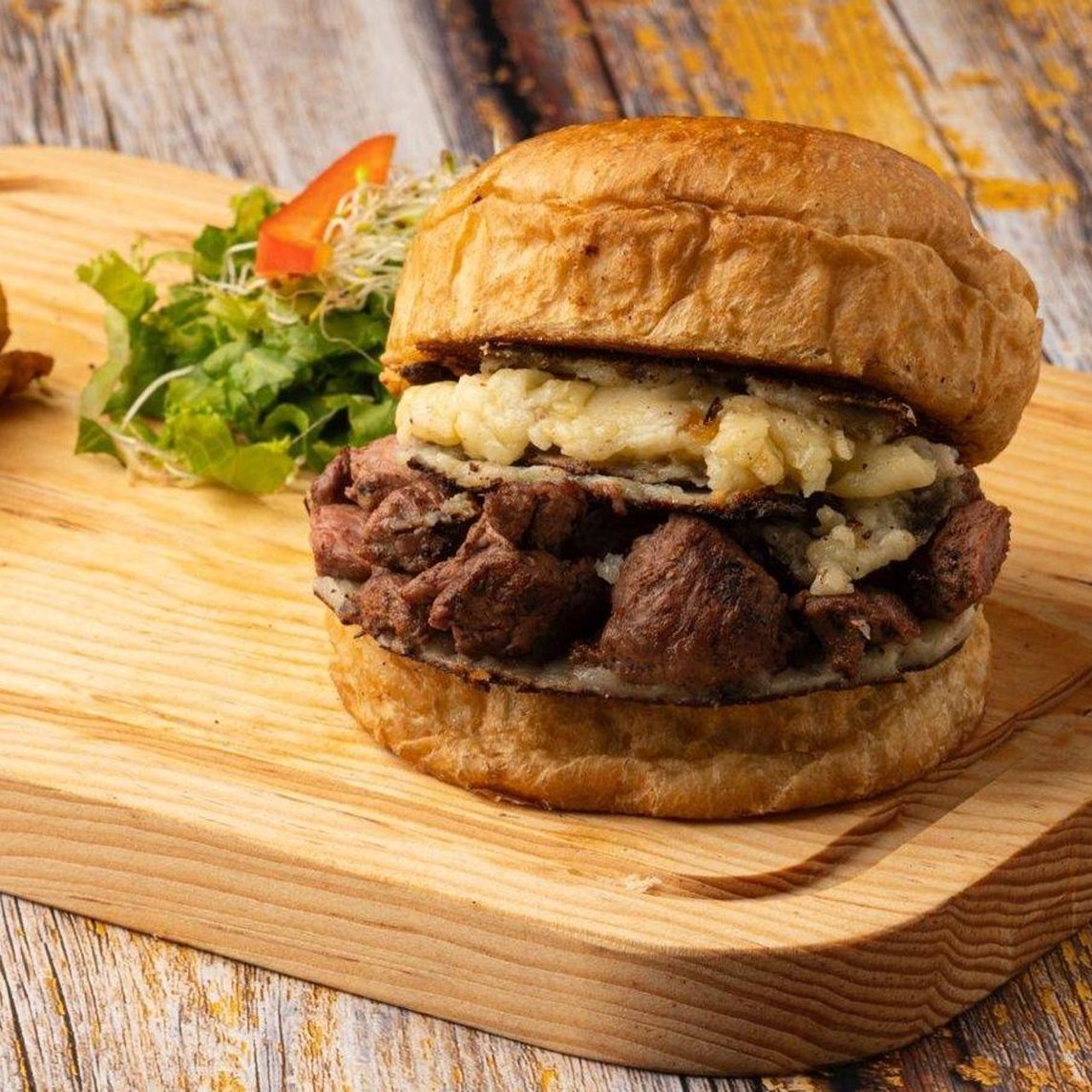 Arrachera burger con papas